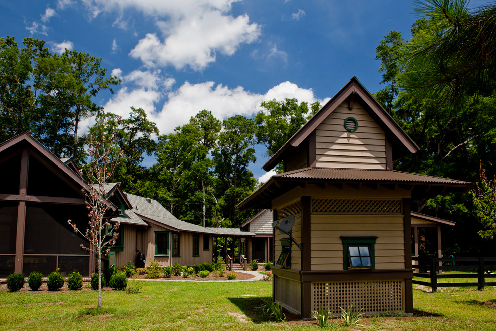 This is an example of a large classic detached guesthouse in Atlanta.