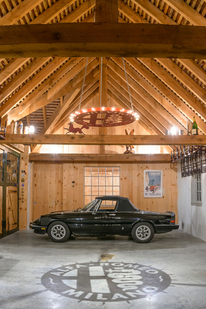 Exempel på en stor lantlig fristående trebils garage och förråd