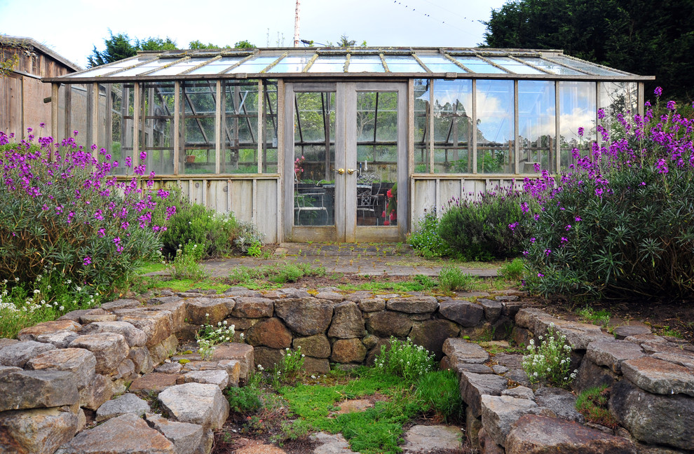 Exempel på en rustik garage och förråd, med växthus
