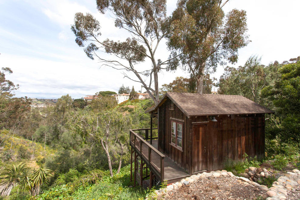 サンディエゴにある地中海スタイルのおしゃれな物置小屋・庭小屋の写真