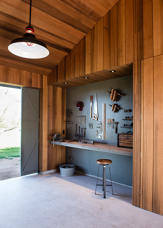 Example of a mid-sized country attached studio / workshop shed design in Austin
