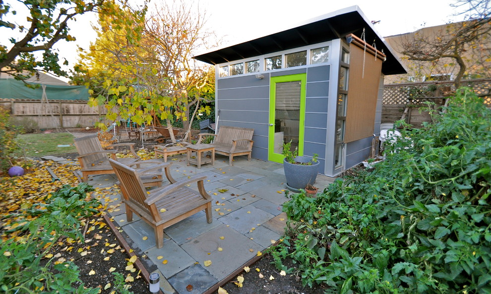 Réalisation d'un petit abri de jardin séparé design avec un bureau, studio ou atelier.