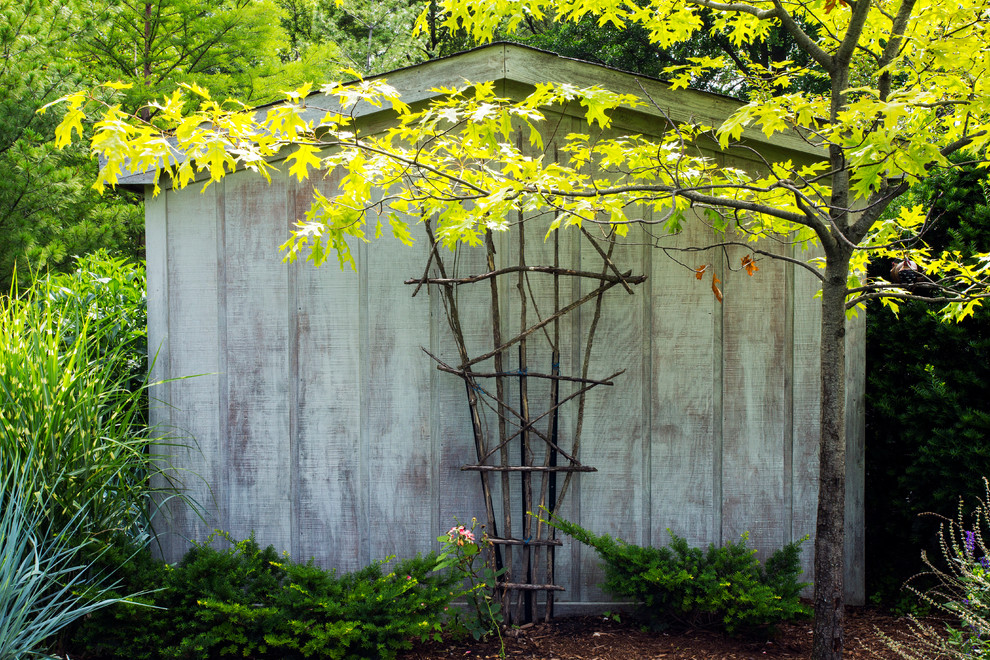 Idéer för ett mellanstort klassiskt fristående trädgårdsskjul