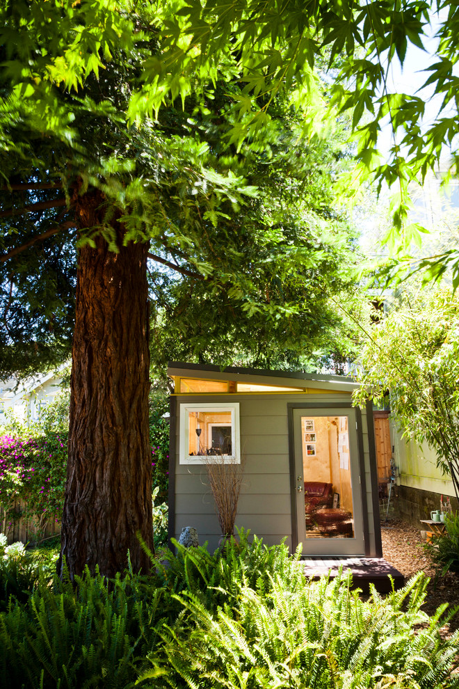 Exemple d'un abri de jardin séparé moderne de taille moyenne avec un bureau, studio ou atelier.