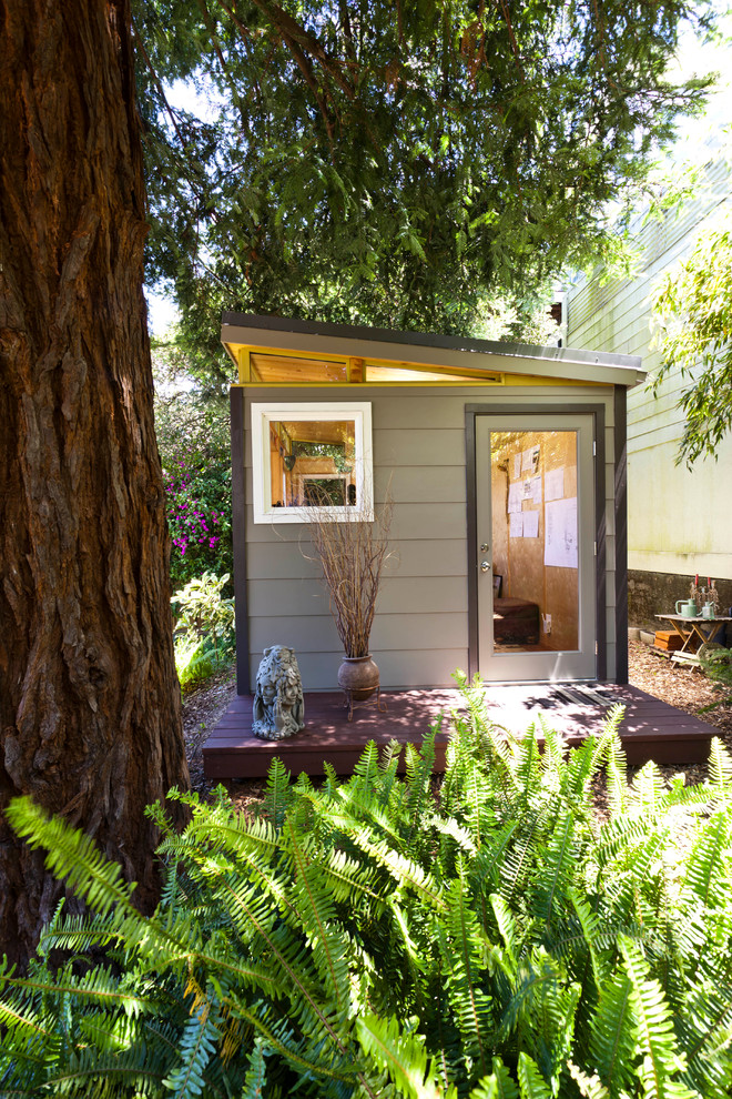 Réalisation d'un abri de jardin séparé minimaliste de taille moyenne avec un bureau, studio ou atelier.