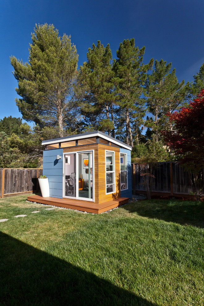Réalisation d'un petit abri de jardin séparé design avec un bureau, studio ou atelier.