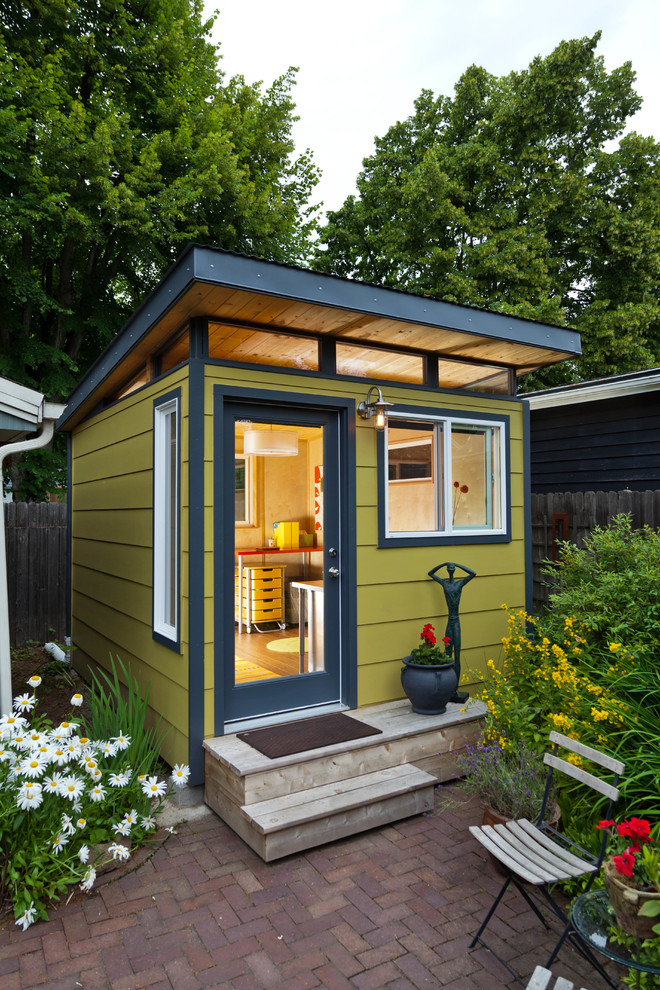 Cette image montre un petit abri de jardin séparé minimaliste avec un bureau, studio ou atelier.