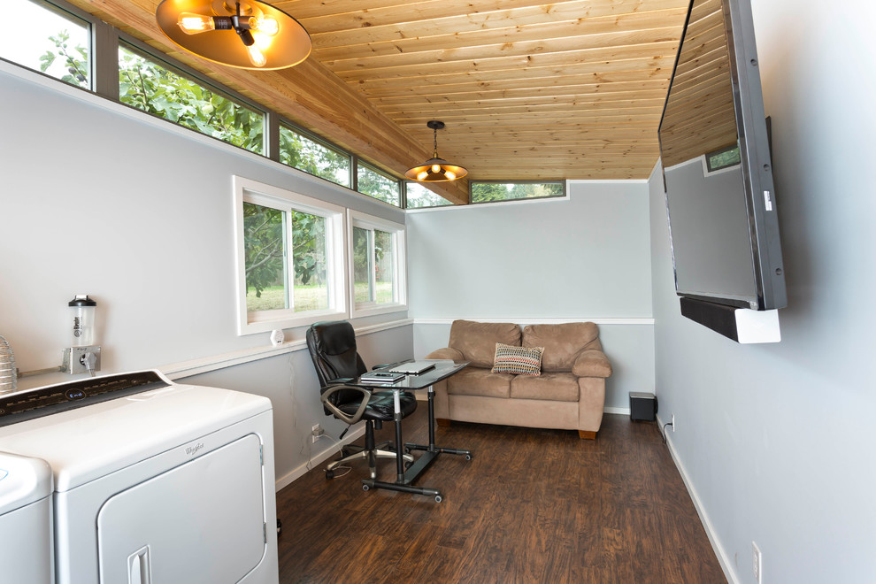 Foto di garage e rimesse indipendenti design di medie dimensioni con ufficio, studio o laboratorio