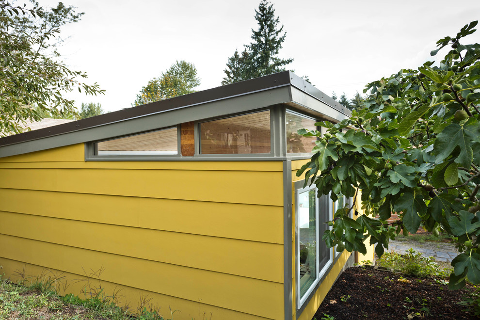 Cette photo montre un abri de jardin séparé rétro de taille moyenne avec un bureau, studio ou atelier.