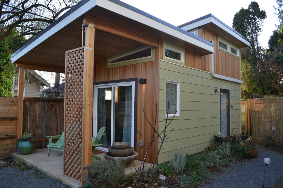 Идея дизайна: маленький отдельно стоящий домик для гостей в современном стиле для на участке и в саду