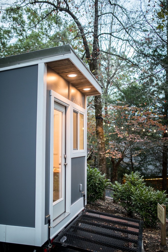 Idée de décoration pour un petit abri de jardin séparé minimaliste avec un bureau, studio ou atelier.