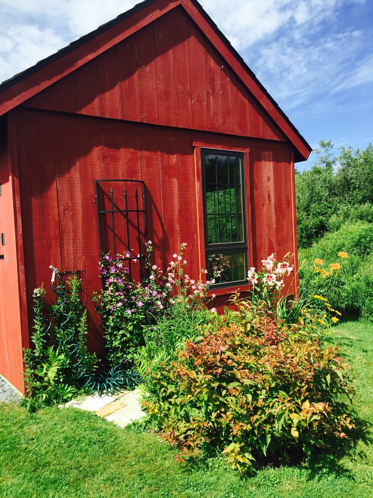 Inspiration for a mid-sized cottage detached garden shed remodel in Burlington