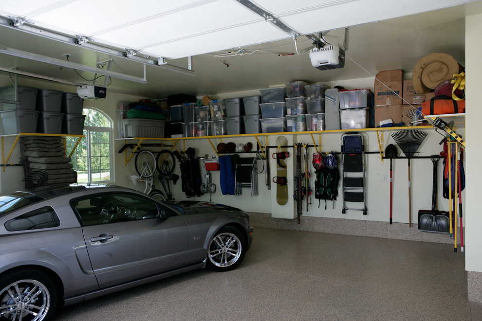 Cette image montre un garage traditionnel.