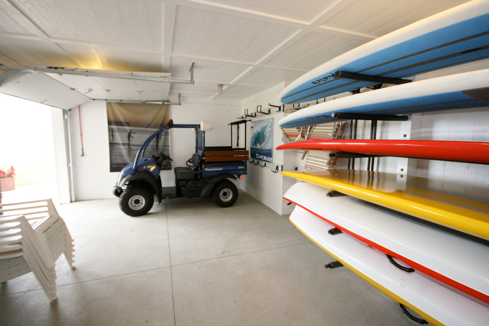Foto på en maritim garage och förråd