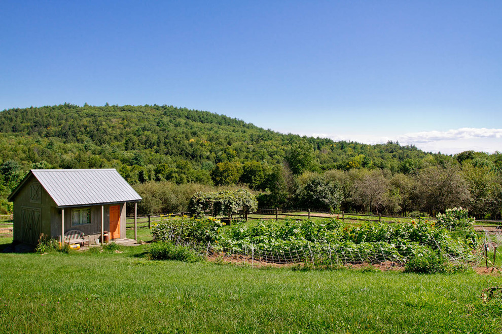 Cottage barn photo in New York