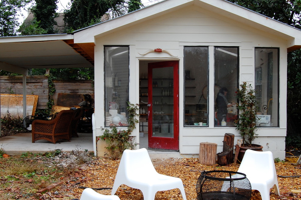 Aménagement d'un abri de jardin éclectique avec un bureau, studio ou atelier.