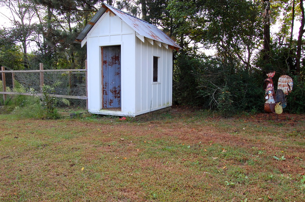 Example of a farmhouse detached barn design in New York