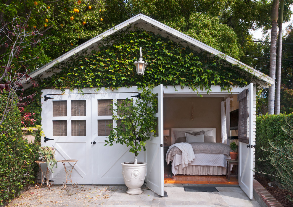 Idées déco pour une maison d'amis séparée romantique.