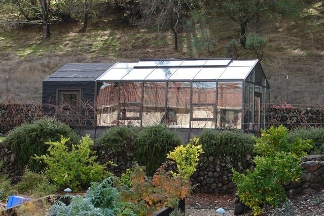 Klassisk inredning av en garage och förråd, med växthus