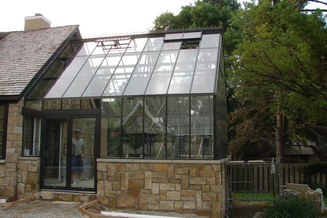 Klassisk inredning av en garage och förråd, med växthus