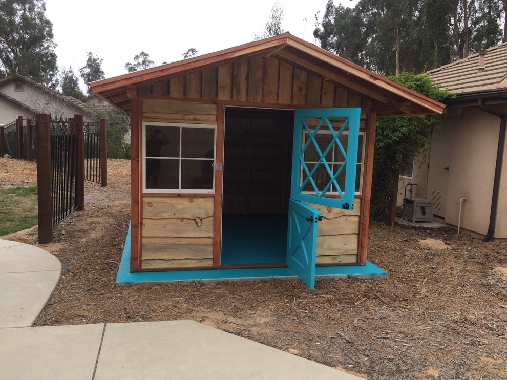 Photo of a medium sized country detached office/studio/workshop in San Luis Obispo.