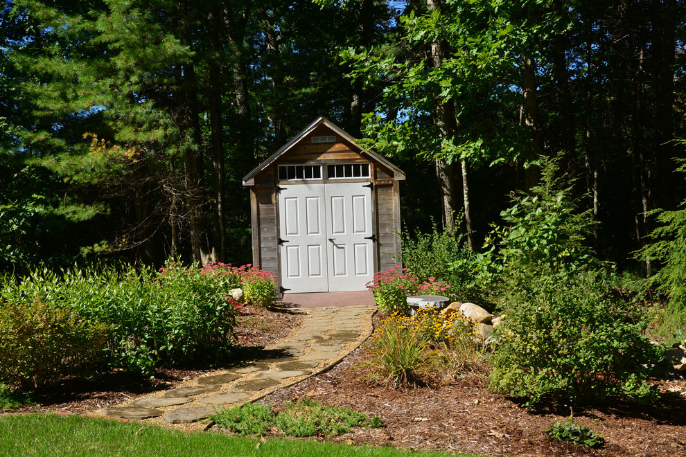 На фото: маленькая отдельно стоящая хозпостройка в стиле кантри для на участке и в саду