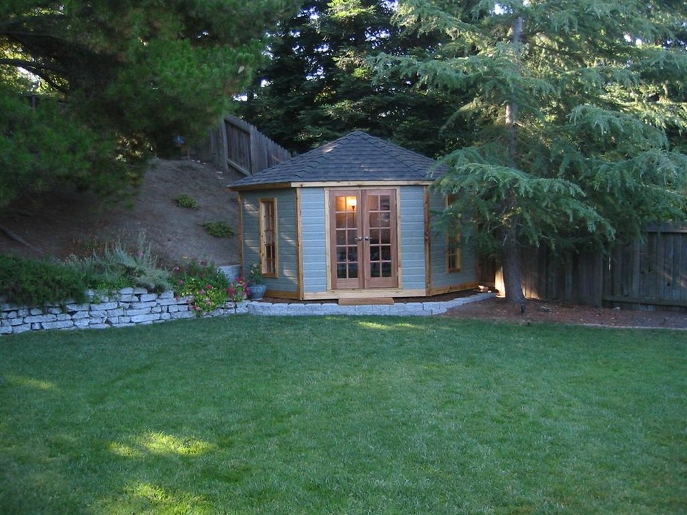 Exemple d'un abri de jardin séparé chic de taille moyenne avec un bureau, studio ou atelier.