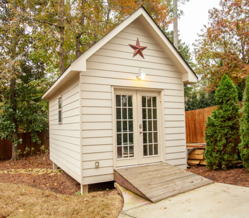 Example of a small farmhouse detached studio / workshop shed design in Atlanta