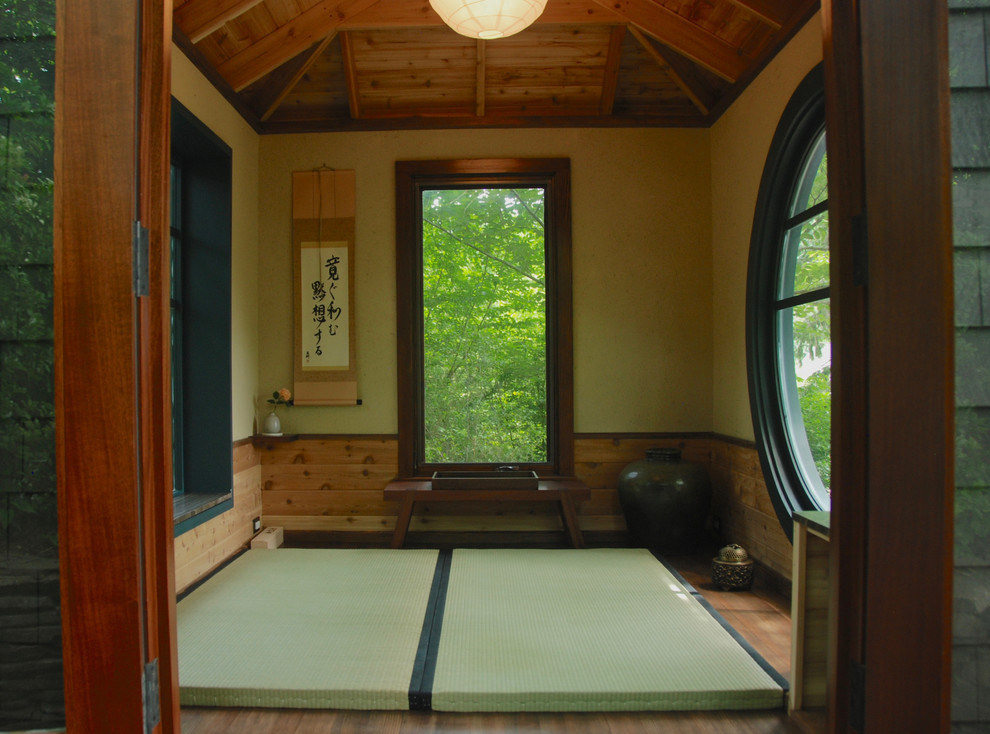 Cette photo montre un petit abri de jardin séparé asiatique avec un bureau, studio ou atelier.