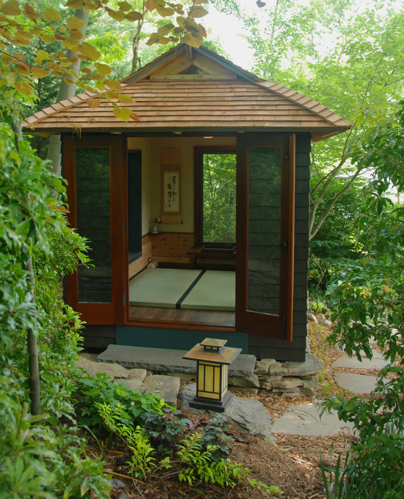 Cette image montre un abri de jardin séparé asiatique avec un bureau, studio ou atelier.