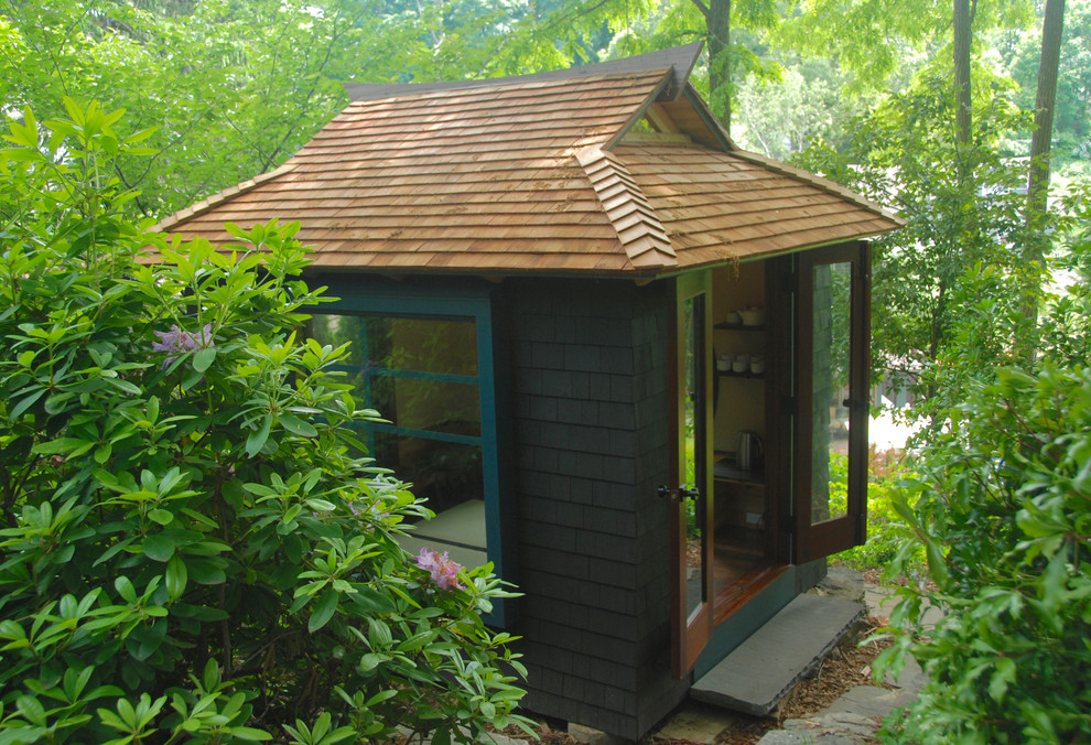 Cette image montre un petit abri de jardin séparé asiatique avec un bureau, studio ou atelier.