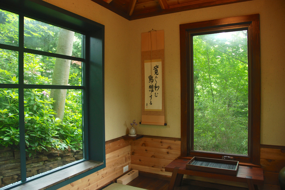 Réalisation d'un petit abri de jardin séparé asiatique avec un bureau, studio ou atelier.