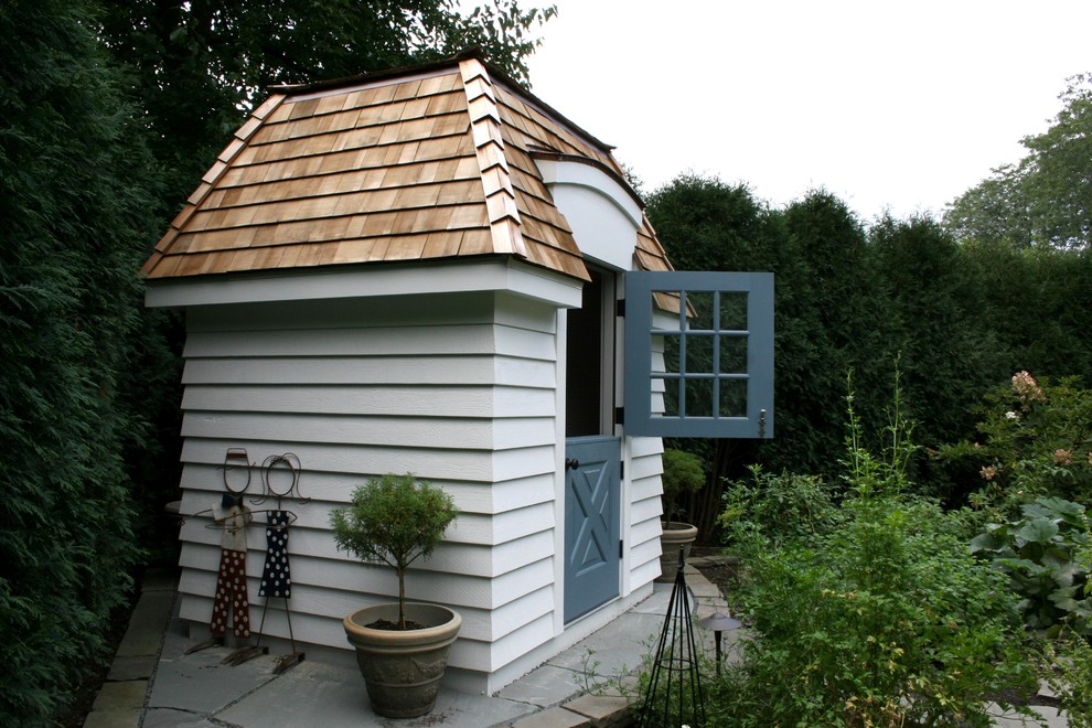 Immagine di un capanno da giardino o per gli attrezzi indipendente classico di medie dimensioni
