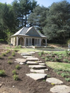 Exemple d'un abri de jardin chic.