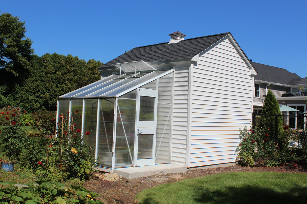 Inredning av en lantlig mellanstor fristående garage och förråd, med växthus