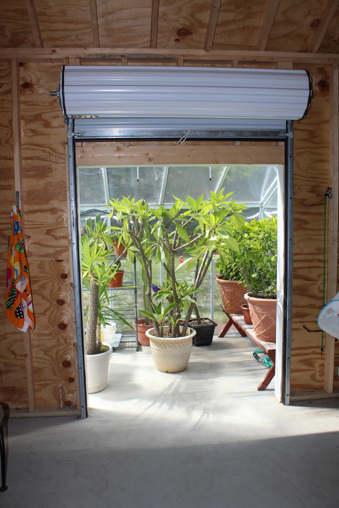Idéer för att renovera en mellanstor lantlig fristående garage och förråd, med växthus