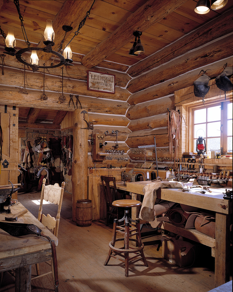 Mid-sized cottage shed photo in Boston