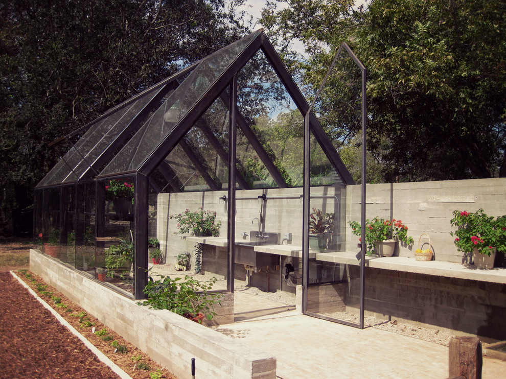 Photo of a contemporary greenhouse in Austin.