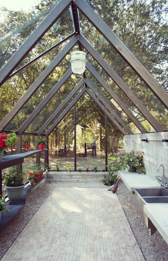 Photo of a contemporary greenhouse in Austin.