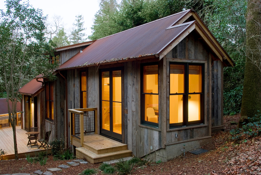 Example of a mountain style guesthouse design in San Francisco