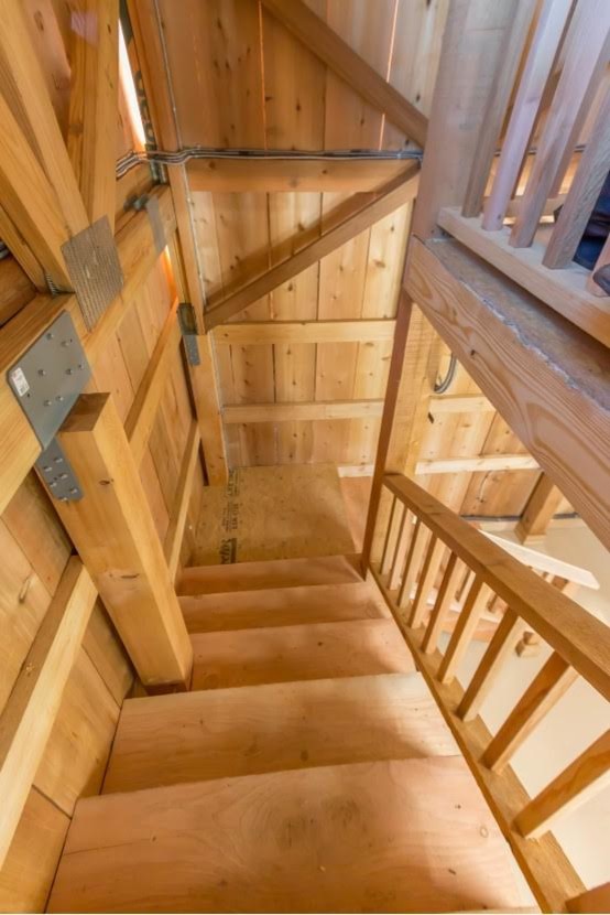 Источник вдохновения для домашнего уюта: огромная лестница в стиле кантри