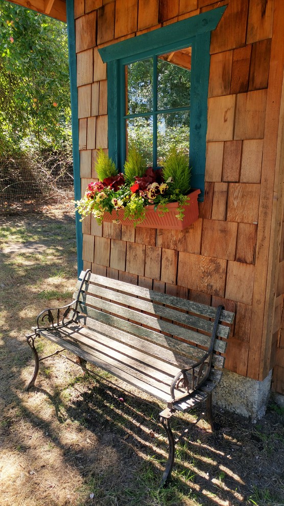 Bild på ett mellanstort rustikt fristående trädgårdsskjul