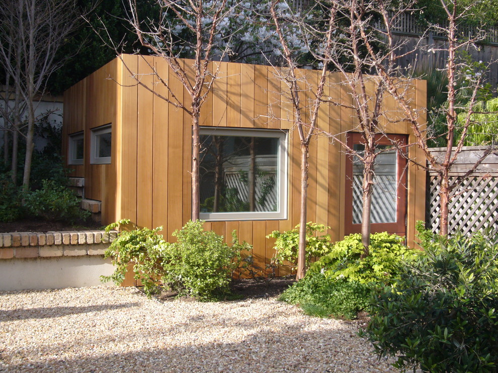 Cette image montre un abri de jardin séparé design avec un bureau, studio ou atelier.