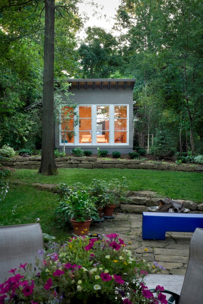Идея дизайна: маленькая хозпостройка в современном стиле для на участке и в саду