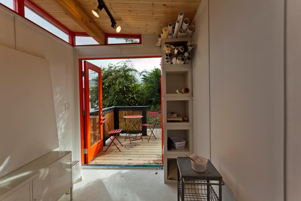 Cette photo montre un petit abri de jardin séparé tendance avec un bureau, studio ou atelier.