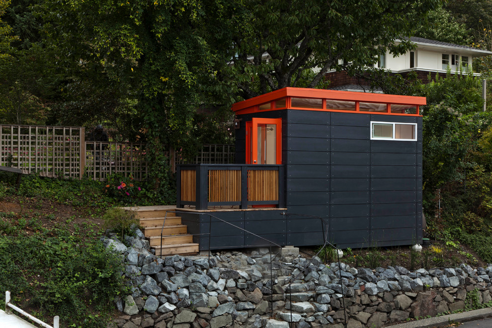 Kleines, Freistehendes Modernes Gartenhaus als Arbeitsplatz, Studio oder Werkraum in Seattle