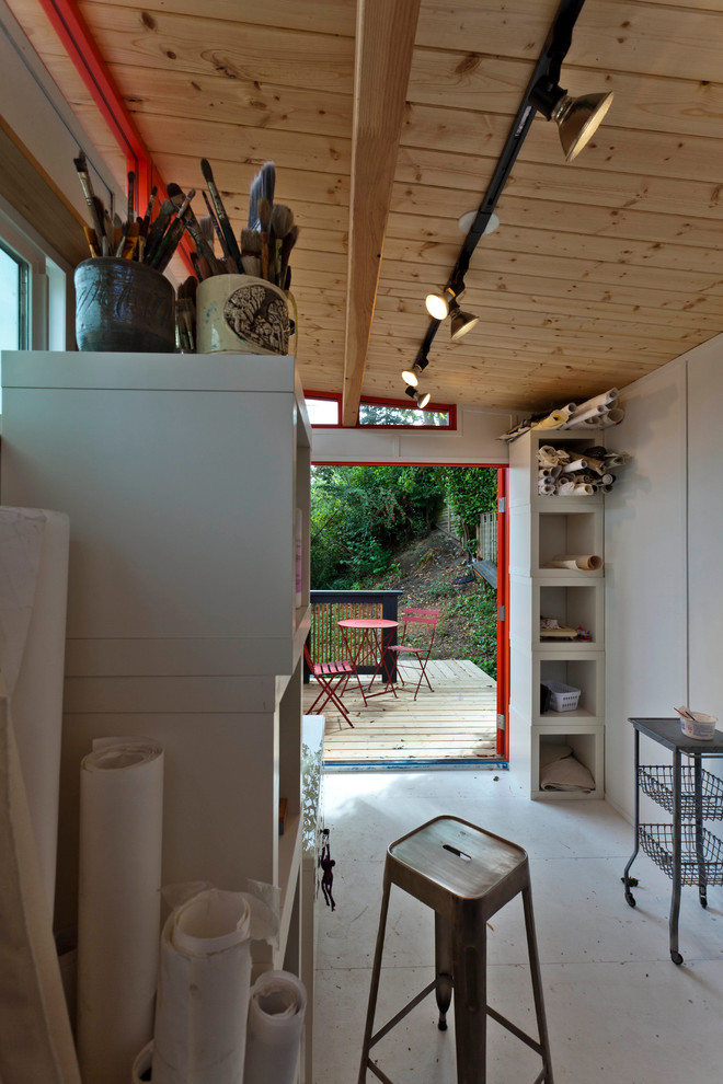 Modern inredning av ett litet fristående kontor, studio eller verkstad