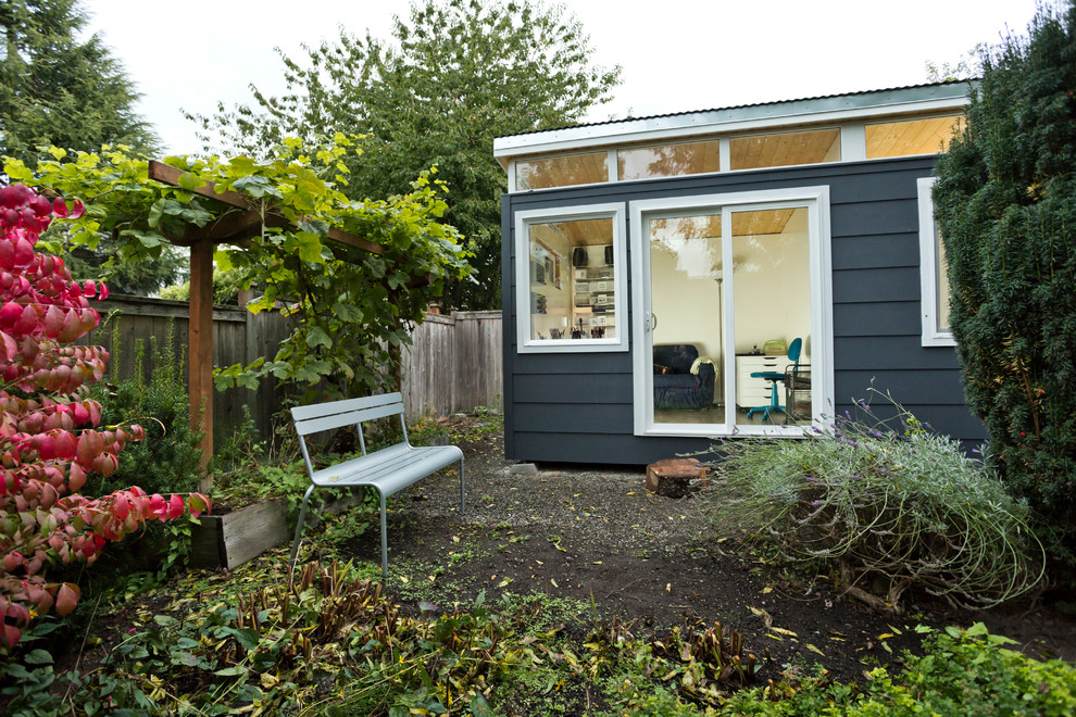 Diseño de estudio en el jardín independiente minimalista de tamaño medio