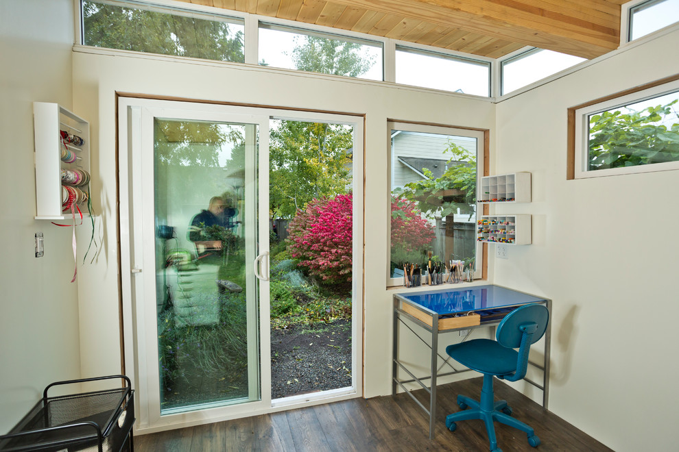 Cette image montre un abri de jardin séparé minimaliste de taille moyenne avec un bureau, studio ou atelier.