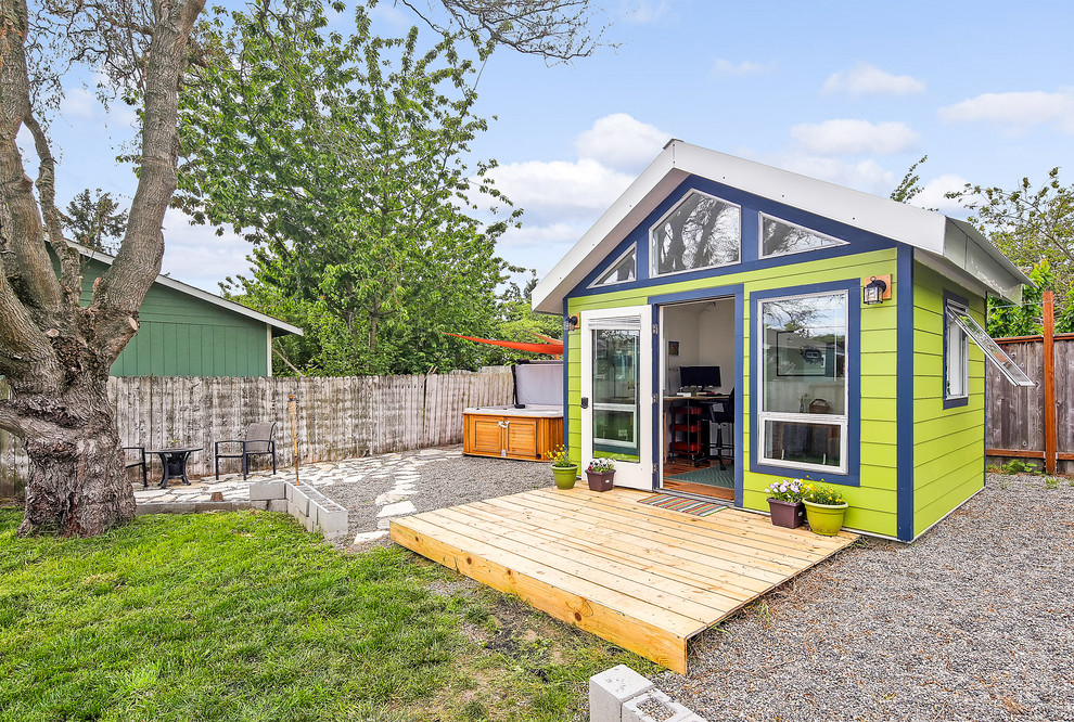 Freistehendes Modernes Gartenhaus als Arbeitsplatz, Studio oder Werkraum in Seattle